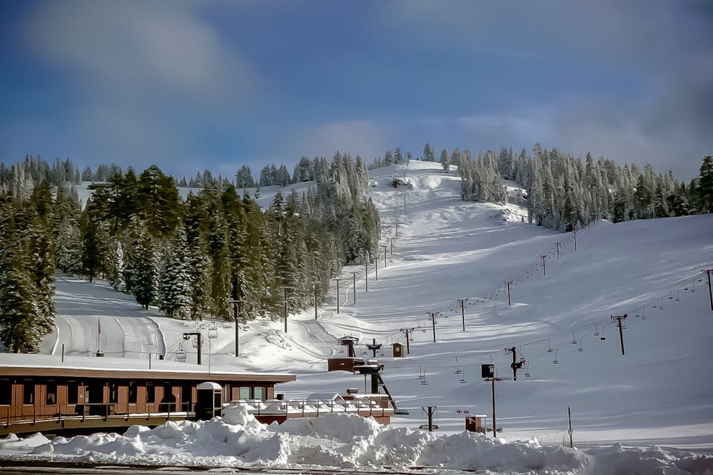 Condo with hot tub, shared pool, gas fireplace, close to outdoor recreation