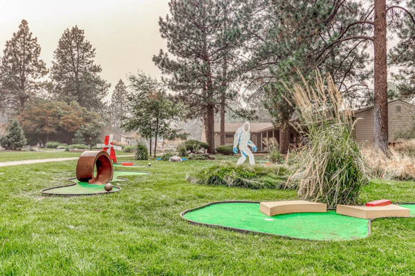 Bright and modern condo at Seventh Mountain, access to shared pools, hot tubs