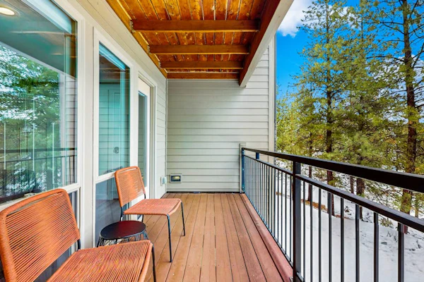 Beautiful condo at Seventh Mountain w/ shared hot tub & pool, fireplace, patio