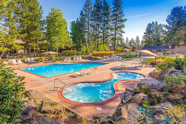 Beautiful condo at Seventh Mountain w/ shared hot tub & pool, fireplace, patio