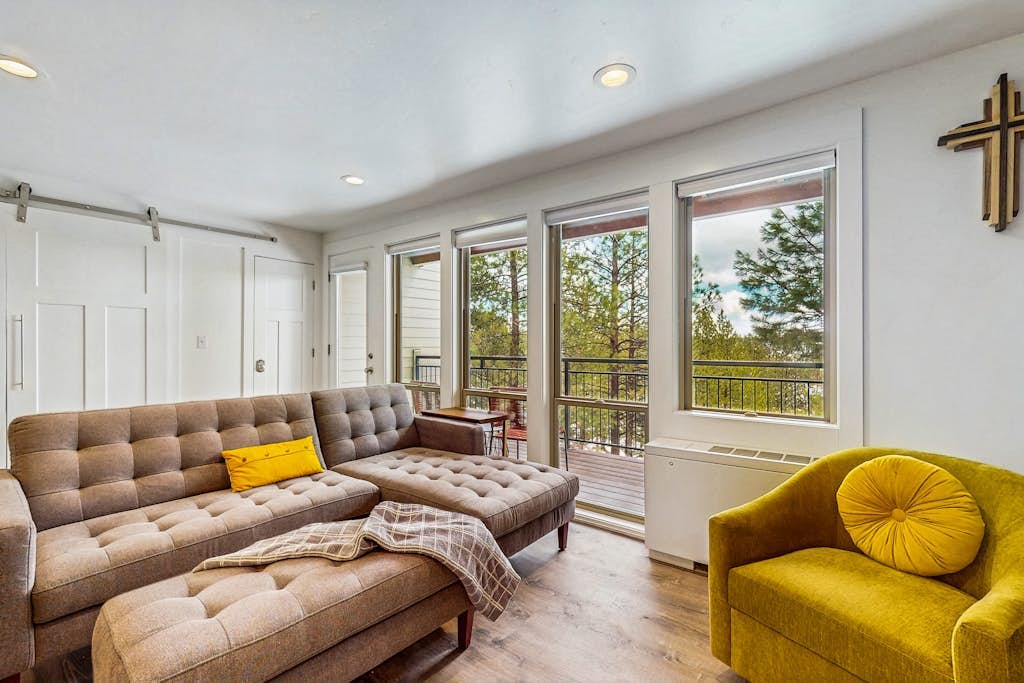 Beautiful condo at Seventh Mountain with shared hot tub & pool, fireplace, patio