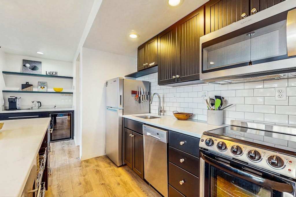 Beautiful condo at Seventh Mountain with shared hot tub & pool, fireplace, patio