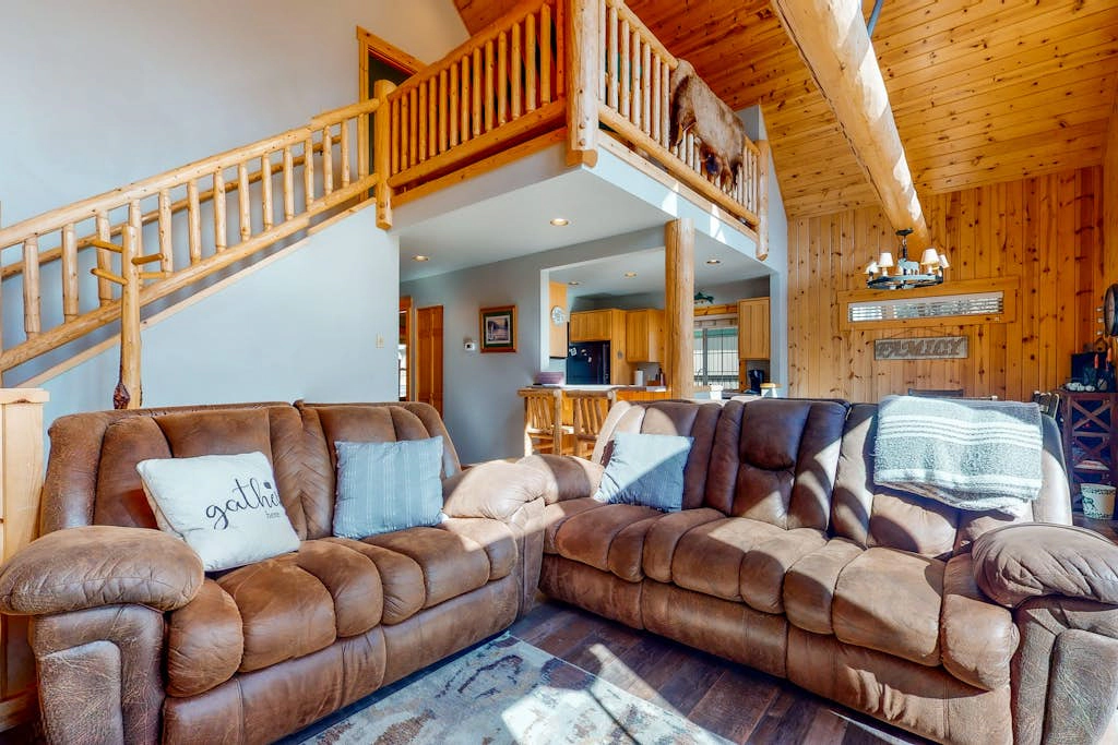 Dog-friendly home on the pond/creek with access to resort pools/golf/gym