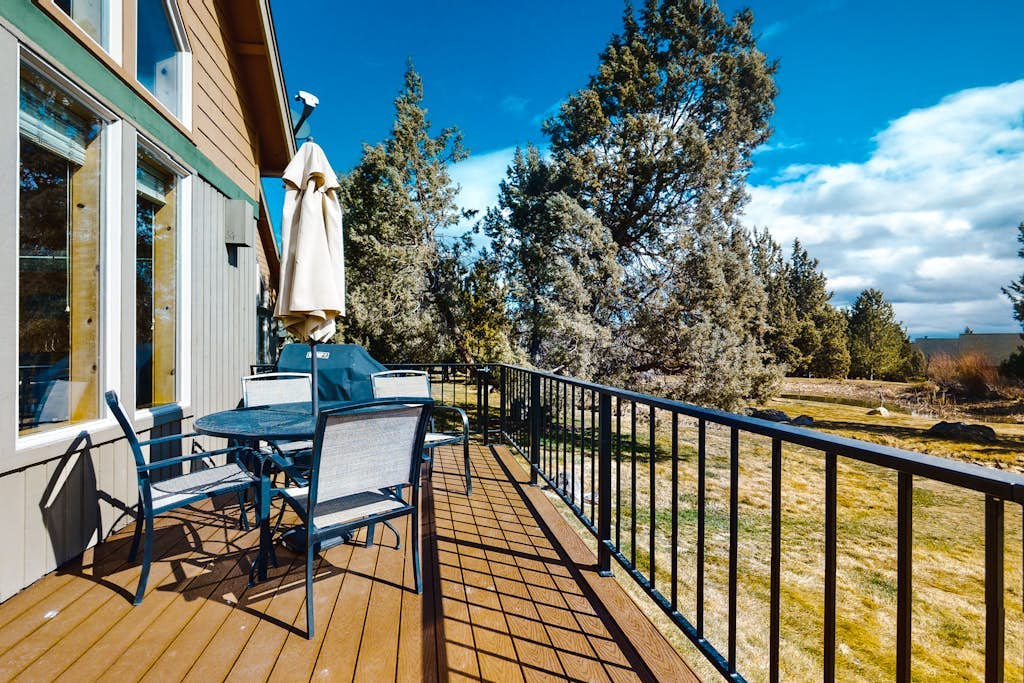 Dog-friendly home on the pond/creek with access to resort pools/golf/gym
