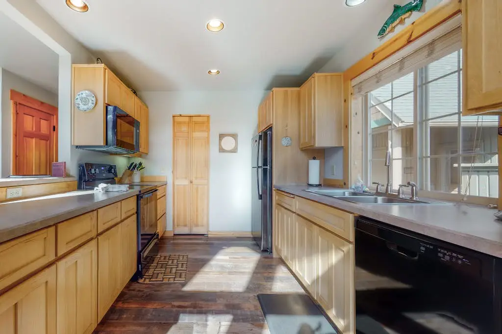 Dog-friendly home on the pond/creek with access to resort pools/golf/gym