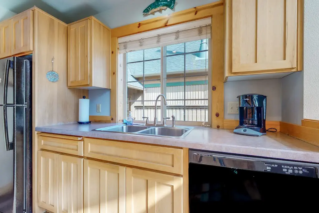 Dog-friendly home on the pond/creek with access to resort pools/golf/gym