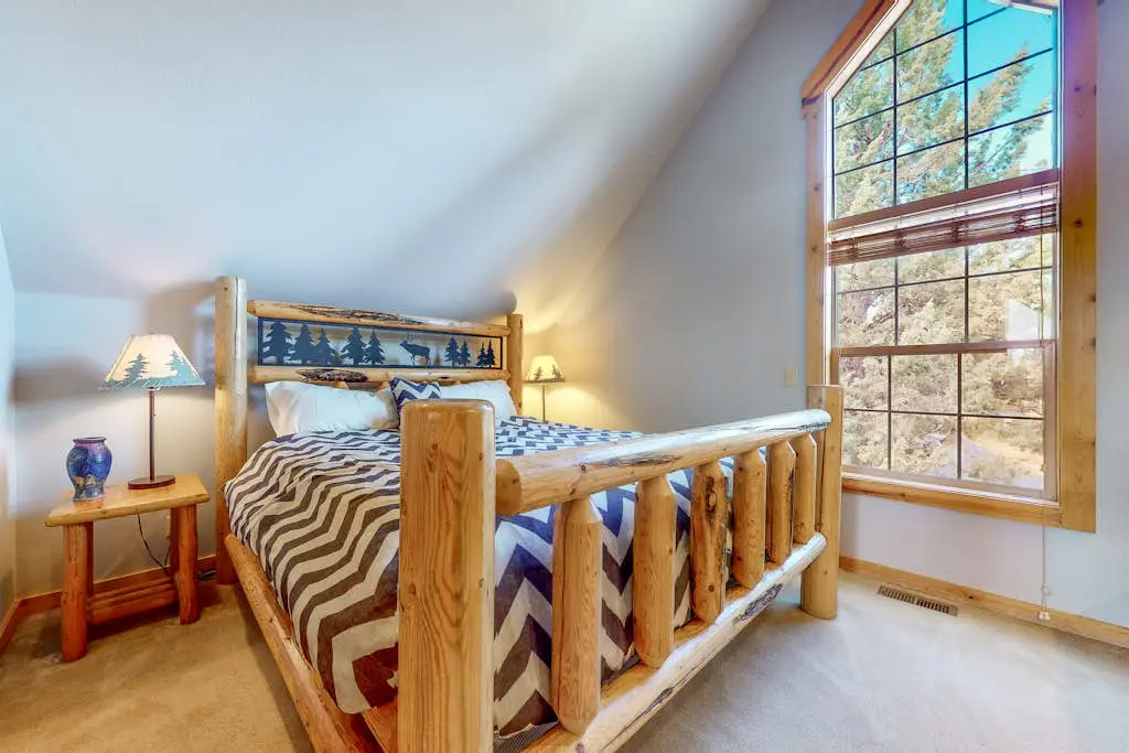 Dog-friendly home on the pond/creek with access to resort pools/golf/gym