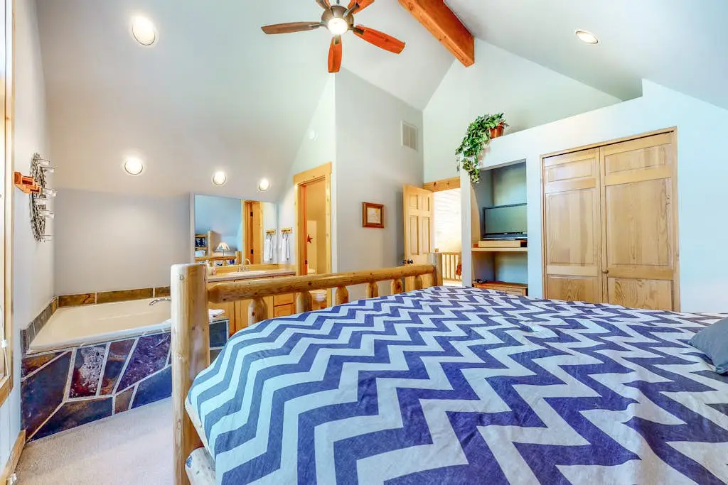 Dog-friendly home on the pond/creek with access to resort pools/golf/gym