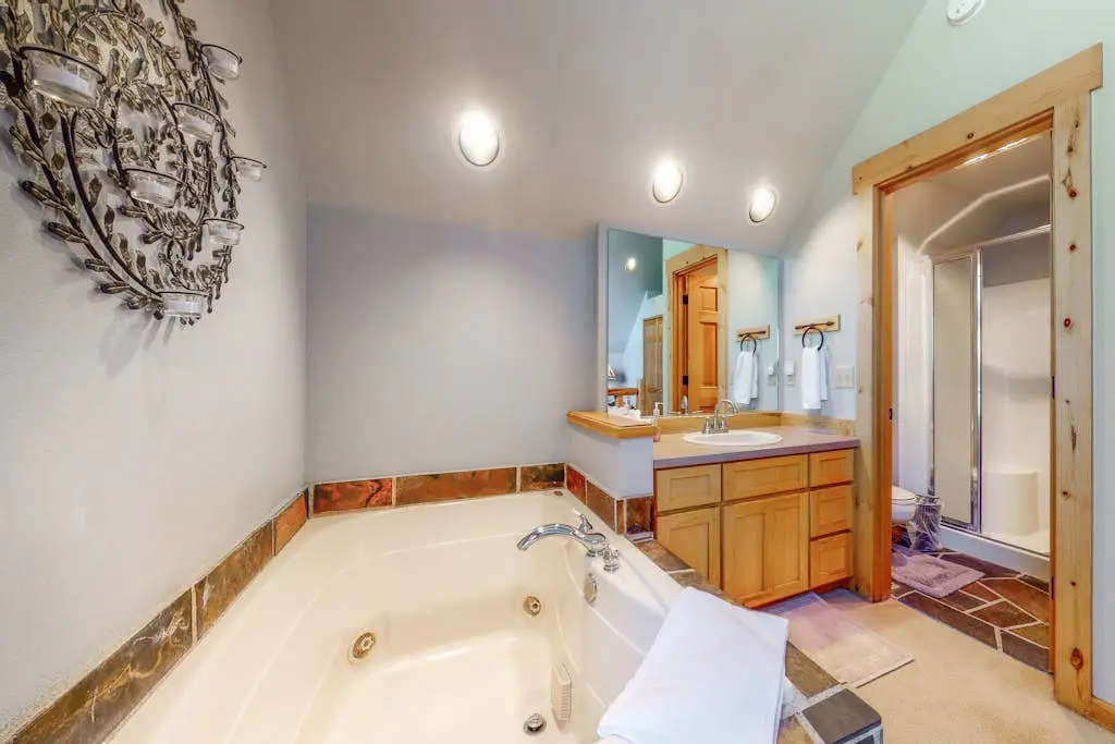 Dog-friendly home on the pond/creek with access to resort pools/golf/gym