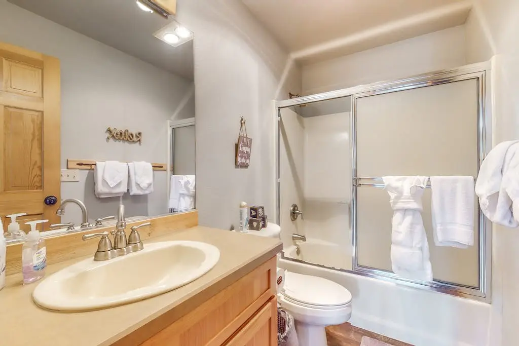 Dog-friendly home on the pond/creek with access to resort pools/golf/gym