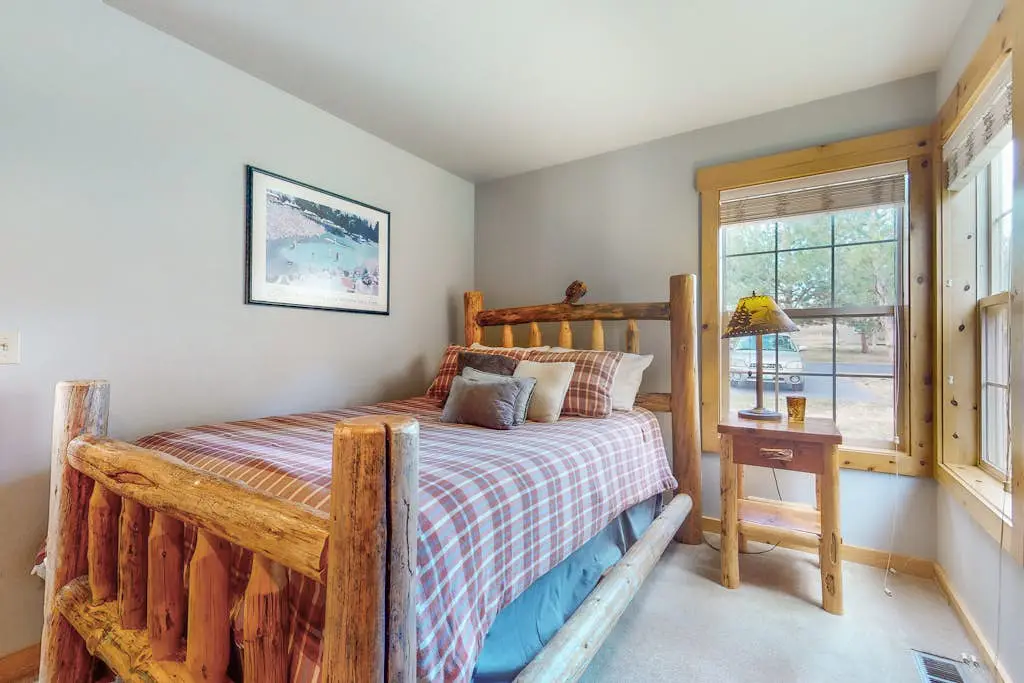 Dog-friendly home on the pond/creek with access to resort pools/golf/gym