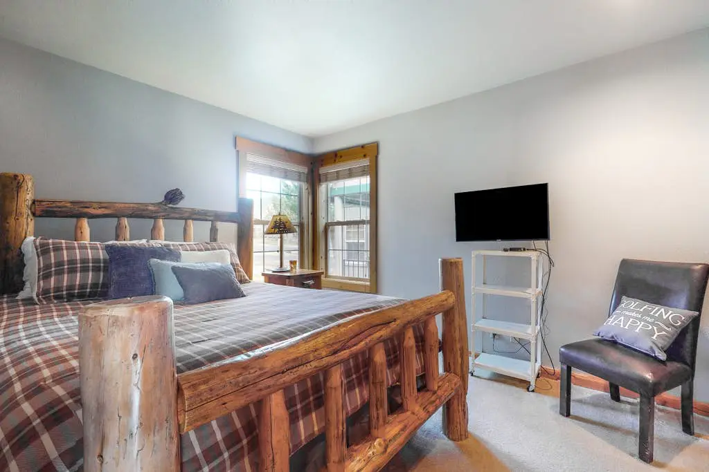 Dog-friendly home on the pond/creek with access to resort pools/golf/gym