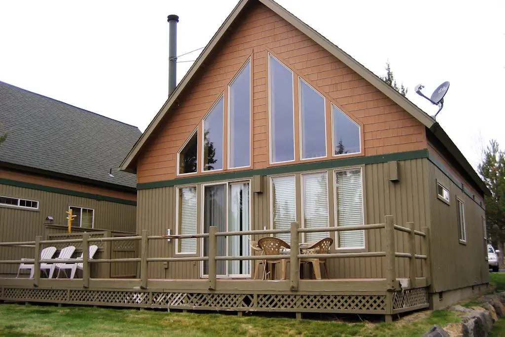 Dog-friendly home on the pond/creek with access to resort pools/golf/gym