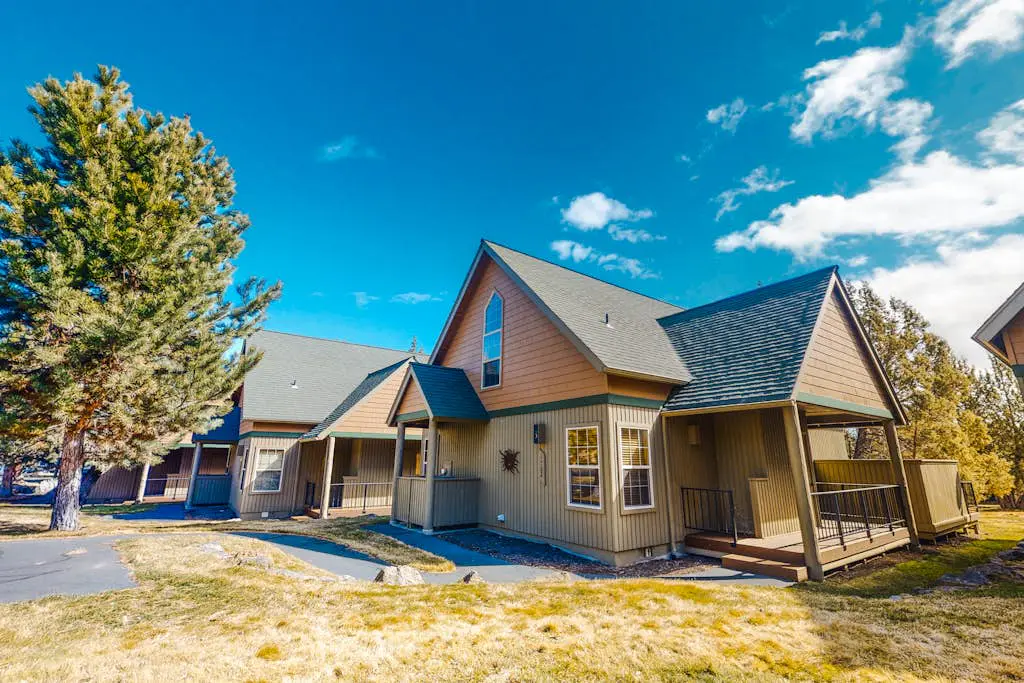 Dog-friendly home on the pond/creek with access to resort pools/golf/gym