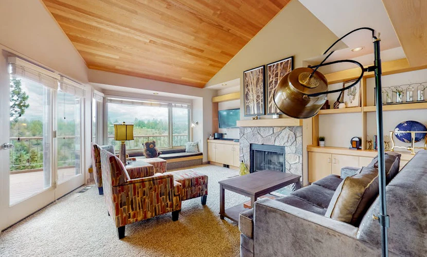 Charming waterfront condo with pool, tennis, hot tub, balcony, & W/D