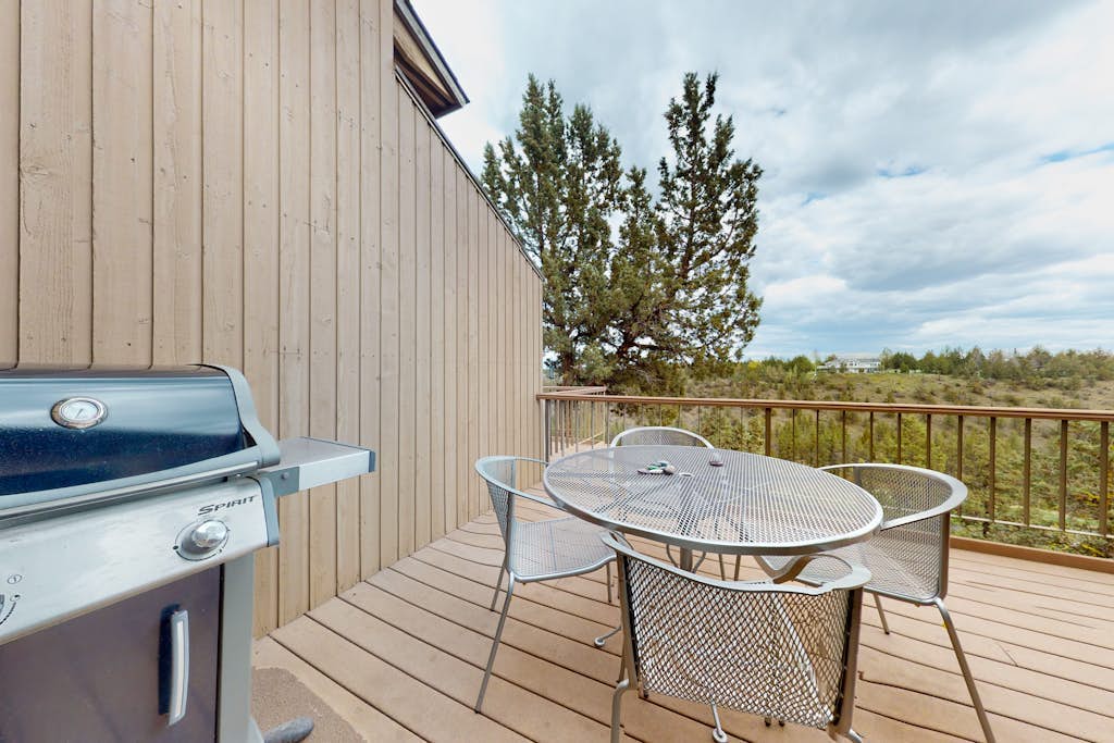 Charming waterfront condo with pool, tennis, hot tub, balcony, & W/D