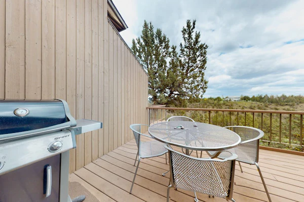 Charming waterfront condo with pool, tennis, hot tub, balcony, & W/D