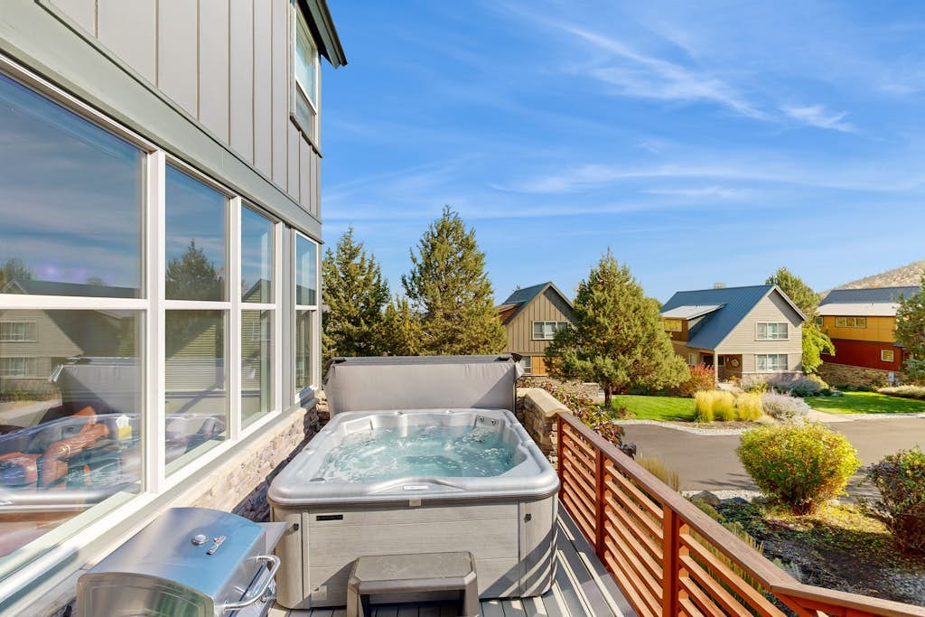 Beautiful home with resort amenities, Hot Tub, WiFi, patio, and A/C