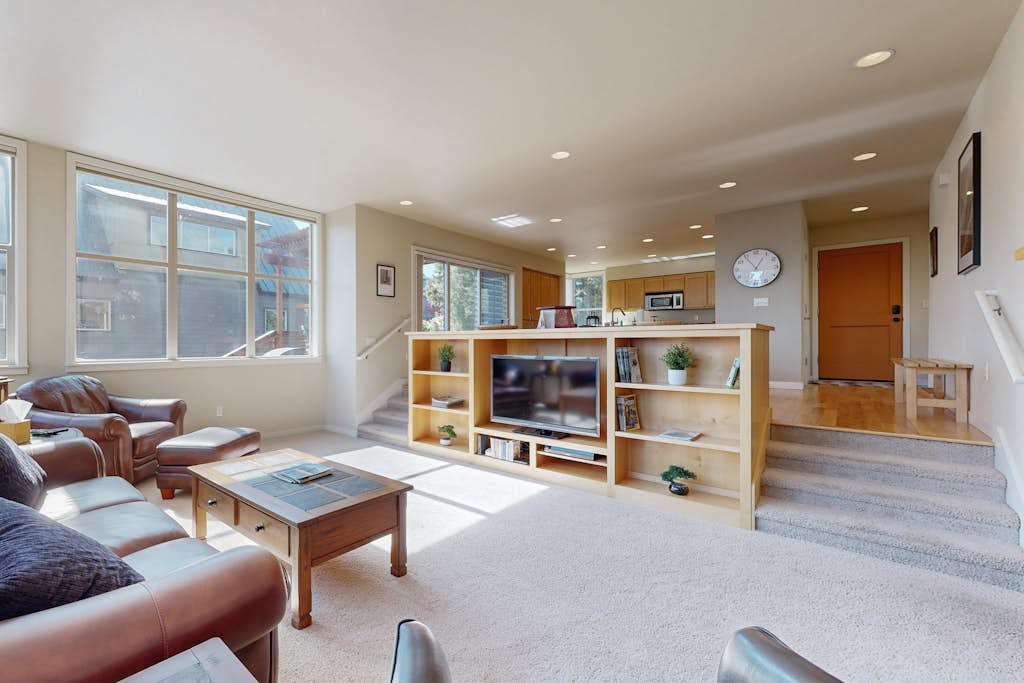 Beautiful home with resort amenities, Hot Tub, WiFi, patio, and A/C