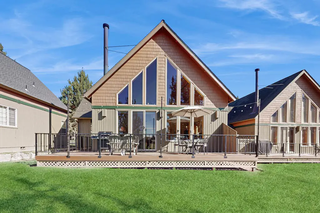 Lovely home with resort amenities, private hot tub & golf course view