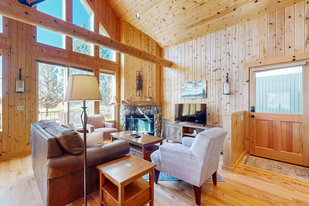 Lovely home with resort amenities, private hot tub & golf course view