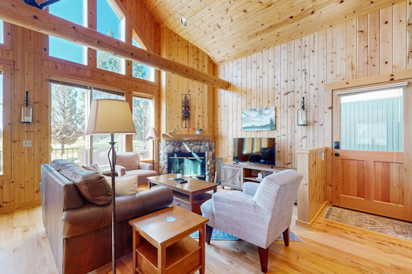 Lovely home with resort amenities, private hot tub & golf course view