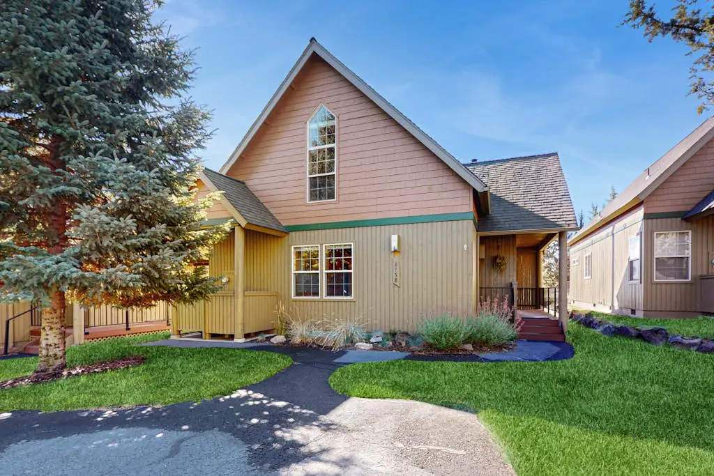 Lovely home with resort amenities, private hot tub & golf course view