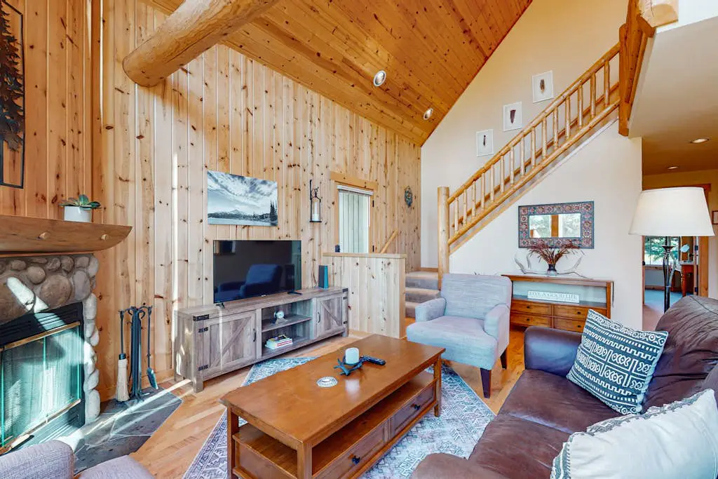 Lovely home with resort amenities, private hot tub & golf course view