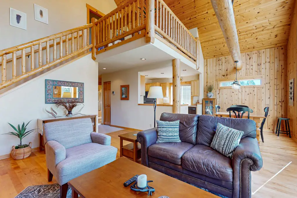 Lovely home with resort amenities, private hot tub & golf course view