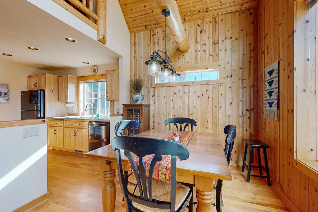 Lovely home with resort amenities, private hot tub & golf course view