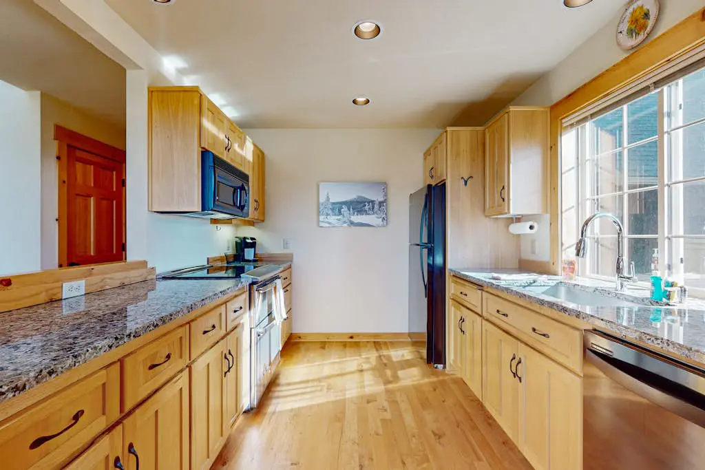 Lovely home with resort amenities, private hot tub & golf course view