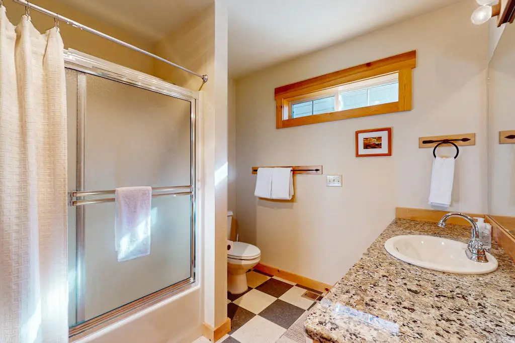 Lovely home with resort amenities, private hot tub & golf course view