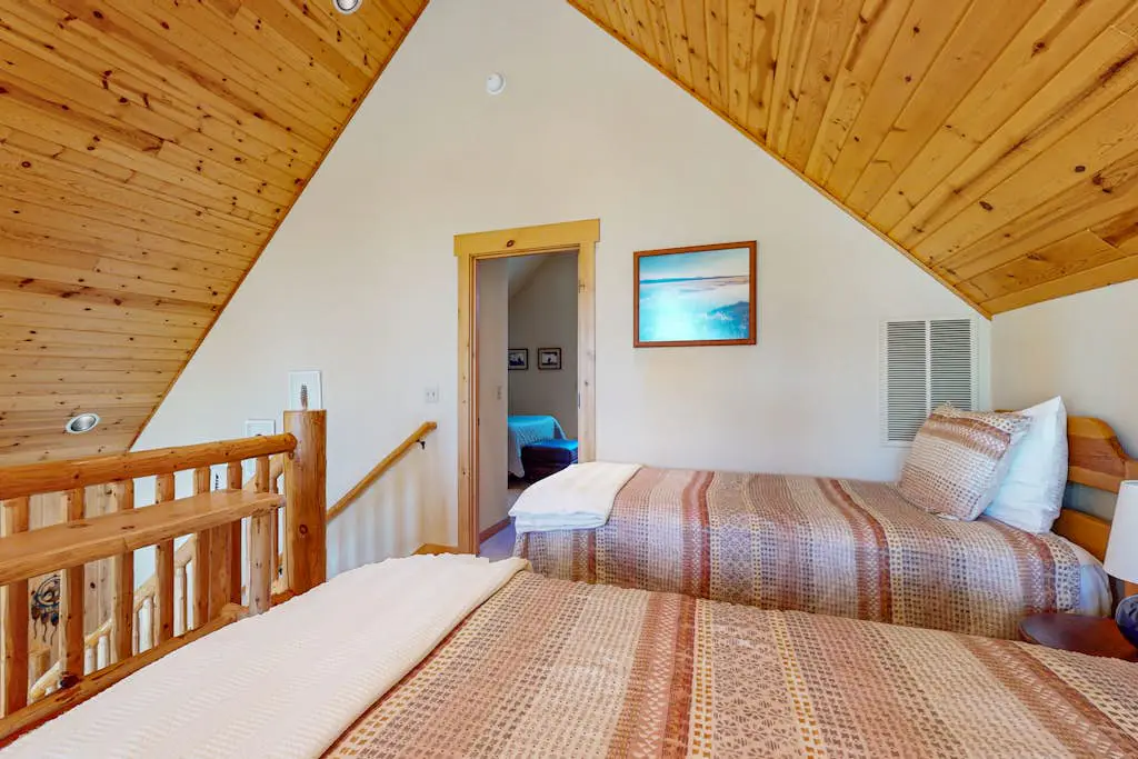 Lovely home with resort amenities, private hot tub & golf course view