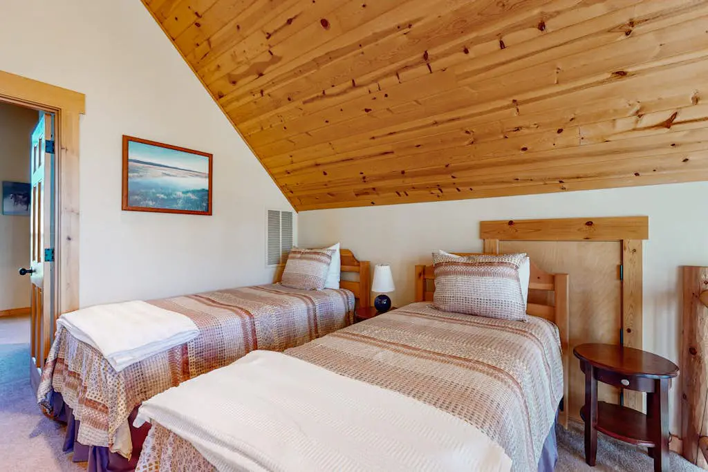 Lovely home with resort amenities, private hot tub & golf course view