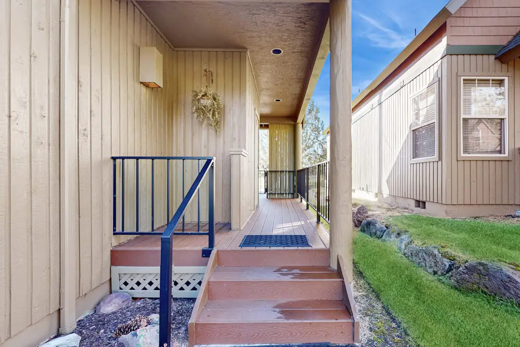 Lovely home with resort amenities, private hot tub & golf course view