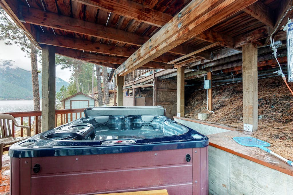 Classic lakefront home with private hot tub, fireplace & washer/dryer