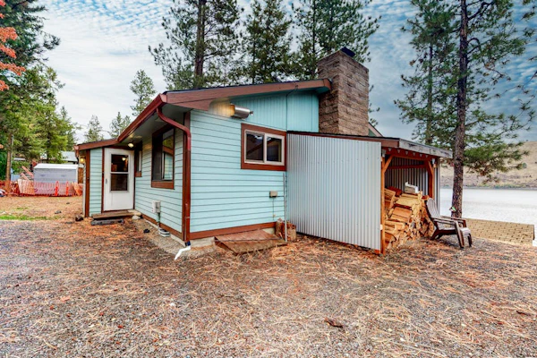 Classic lakefront home with private hot tub, fireplace & washer/dryer