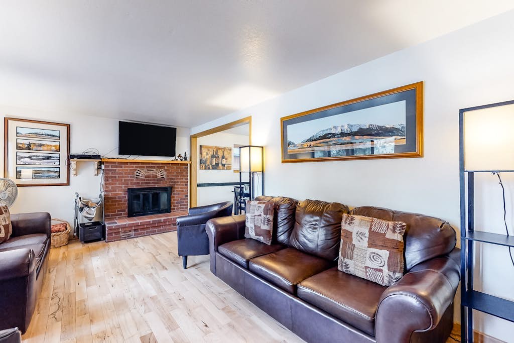 Classic lakefront home with private hot tub, fireplace & washer&dryer