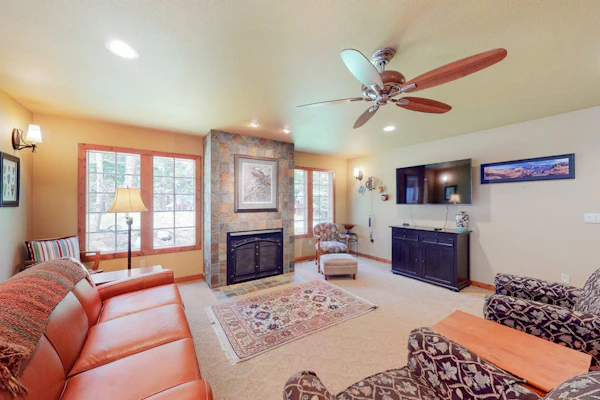Delightful getaway near the lake & hiking with fast WiFi, full kitchen, & W&D