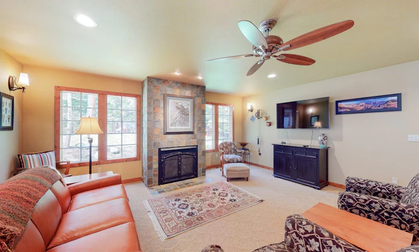 Delightful getaway near the lake & hiking with fast WiFi, full kitchen, & W/D