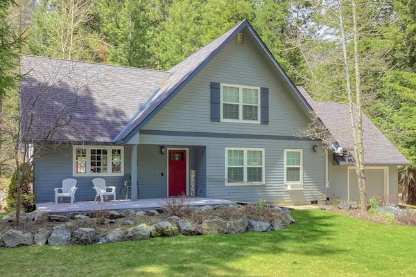 Delightful getaway near the lake & hiking with fast WiFi, full kitchen, & W/D