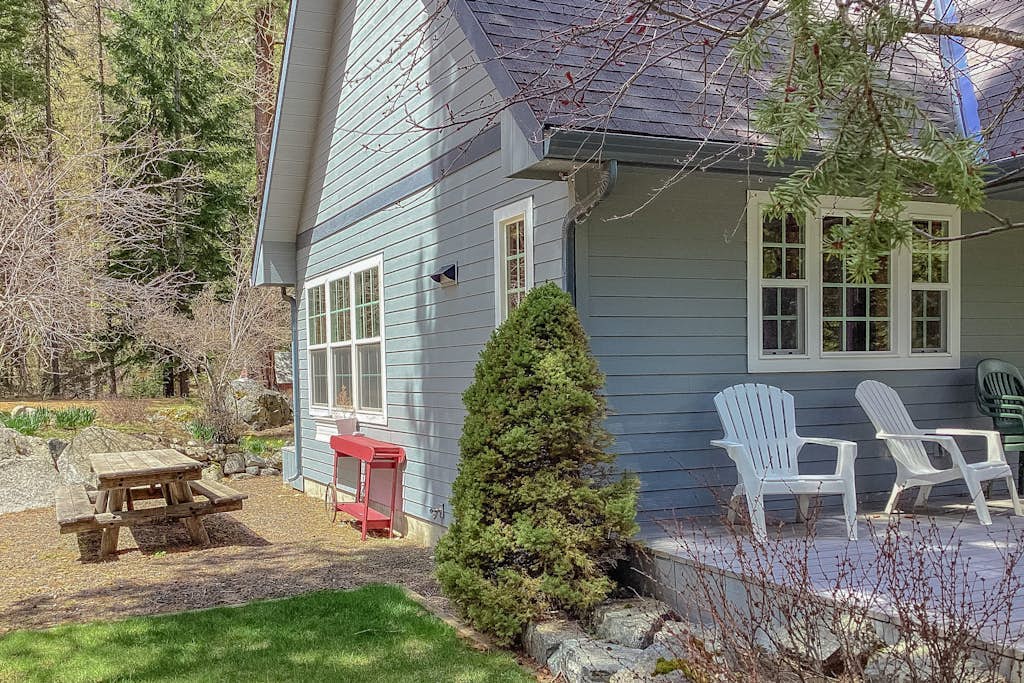 Delightful getaway near the lake & hiking with fast WiFi, full kitchen, & W/D