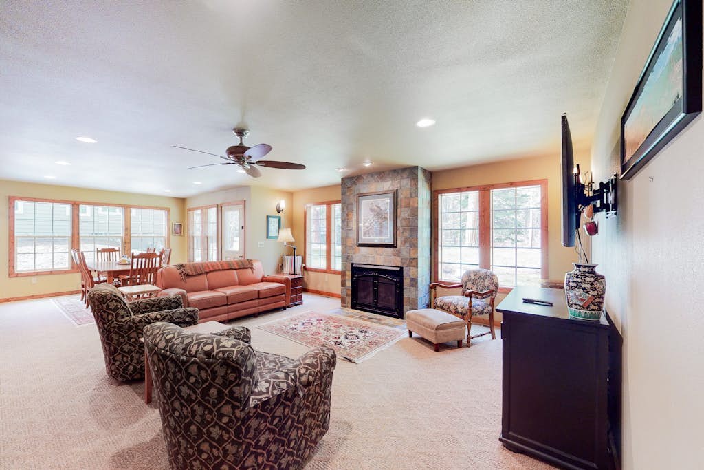Delightful getaway near the lake & hiking with fast WiFi, full kitchen, & W&D