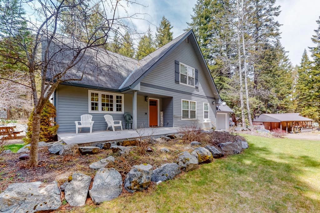 Delightful getaway near the lake & hiking with fast WiFi, full kitchen, & W&D