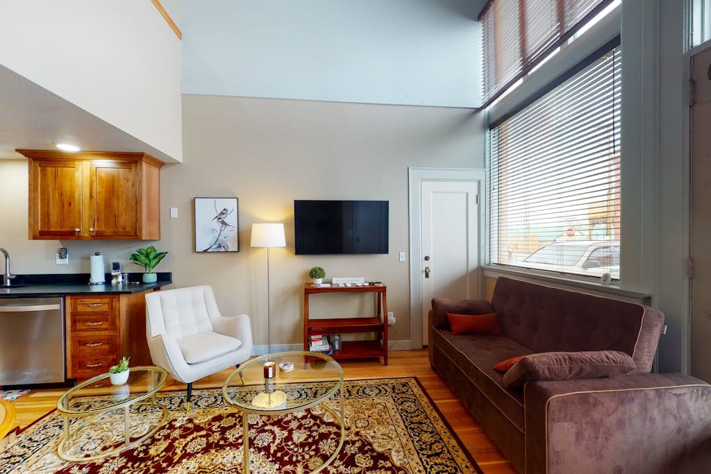 Family- and dog-friendly loft with fast WiFi & full kitchen - walkable location