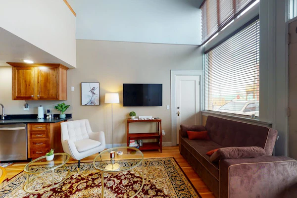 Family- and dog-friendly loft with fast WiFi & full kitchen - walkable location