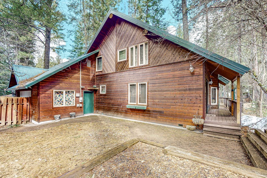 Riverfront home with deck, fireplace, & salt water hot tub- near hiking & lake