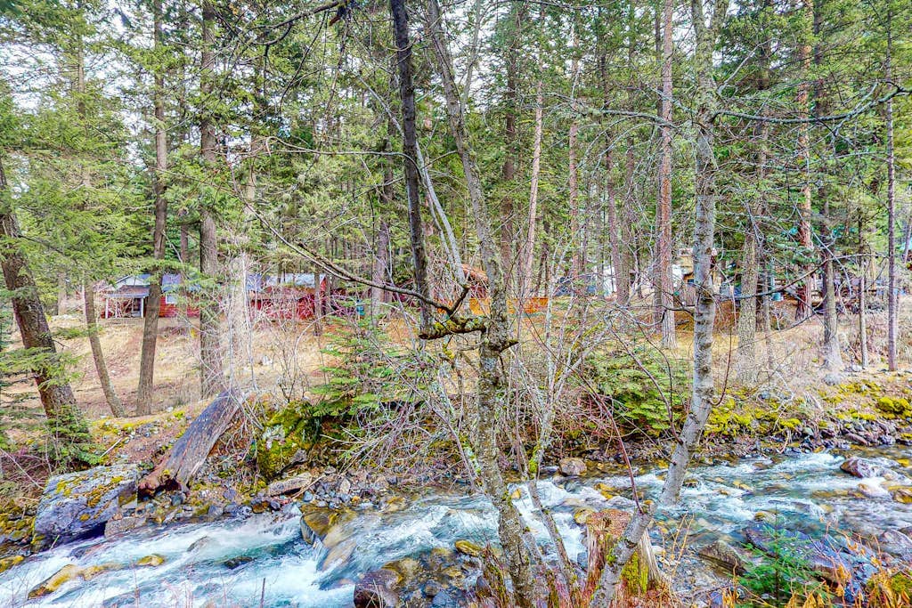 Riverfront home with deck, fireplace, & salt water hot tub- near hiking & lake