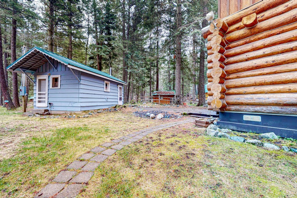 Idyllic mountain view cabin with wood fireplace, front deck, bikes, & gas grill