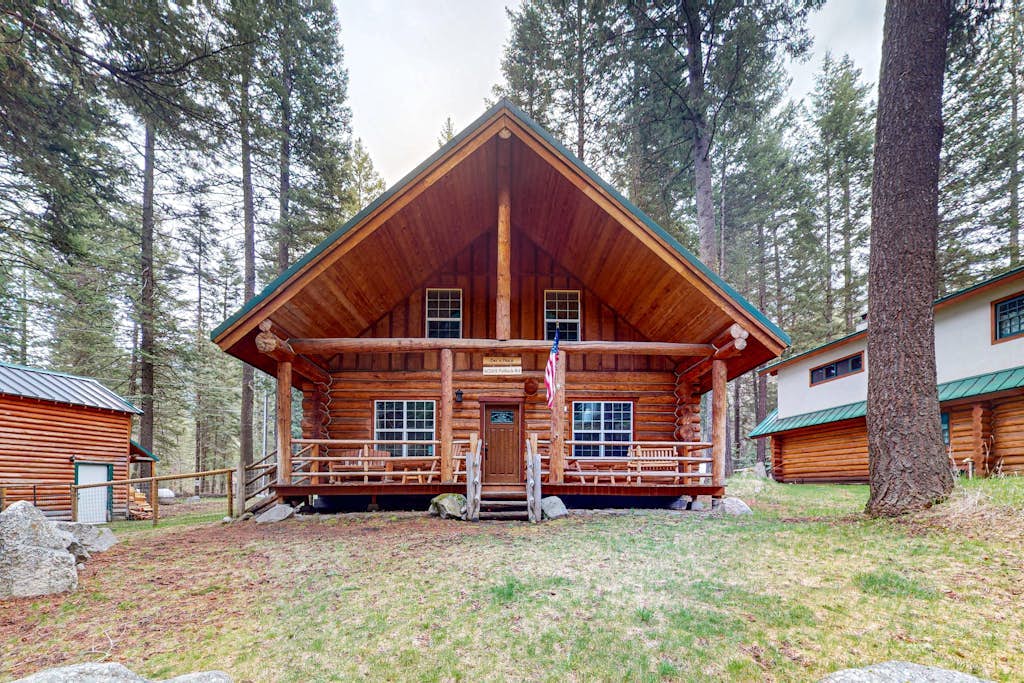 Idyllic mountain view cabin with wood fireplace, front deck, bikes, & gas grill